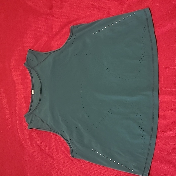 lululemon athletica Tops - Lululemon Atletica Active Top Cropp, Size 6, Color Green 👌 😍